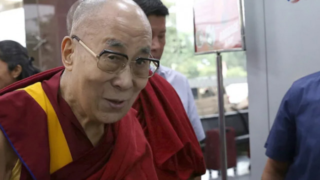 Далай Лама се извини след като на кадри се вижда
